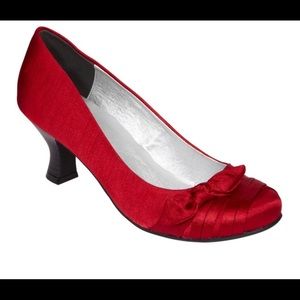 NWOT-Red Satin Pumps Metaphor